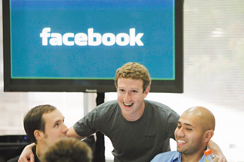 臉書執行長祖克柏（中）21日宣布，未來5到10年，半數員工將採遠距工作。美聯社