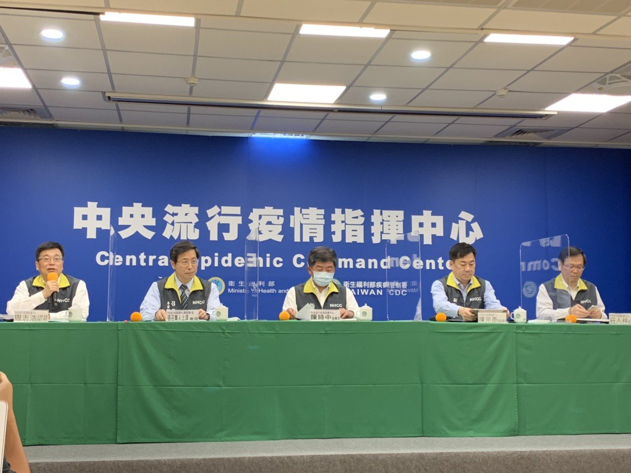 指揮官陳時中表示，藝文活動已可開放，可比照「台北市立交響樂團」模式，作為藝文展演開放指引。