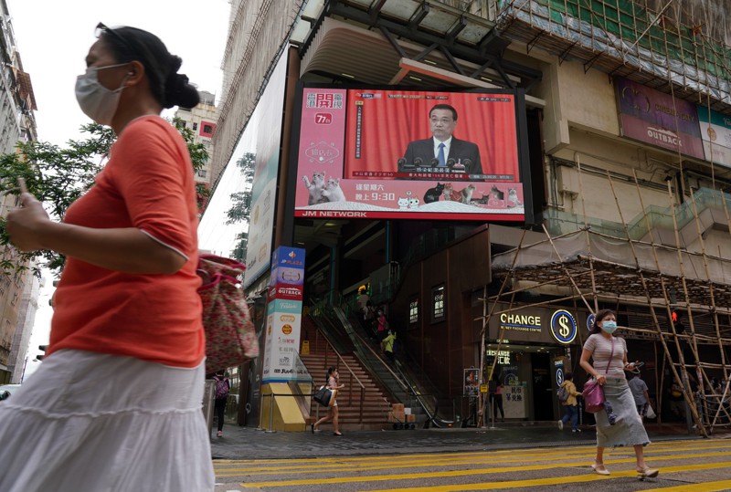 大陸國務院總理李克強今年在全國人大上的政府工作報告，是歷屆以來首度未提出年度經濟增長目標，圖為香港街頭大螢幕播放李克強總理作報告。中新社