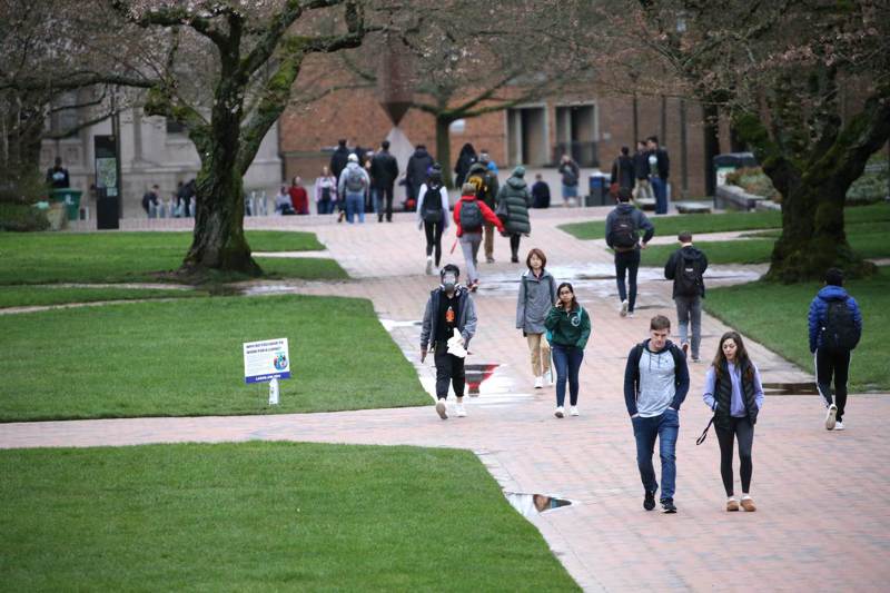 美國華盛頓大學學生三月六日到校上課，此後改為線上上課。法新社