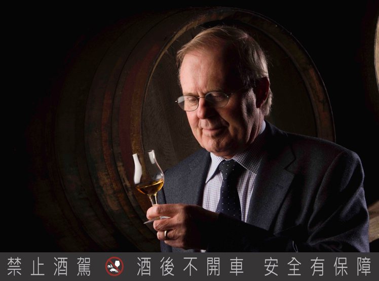 現任百富首席調酒大師─大衛史都華，也是蘇格蘭威士忌產業中從業最久的調酒大師。圖／格蘭父子提供