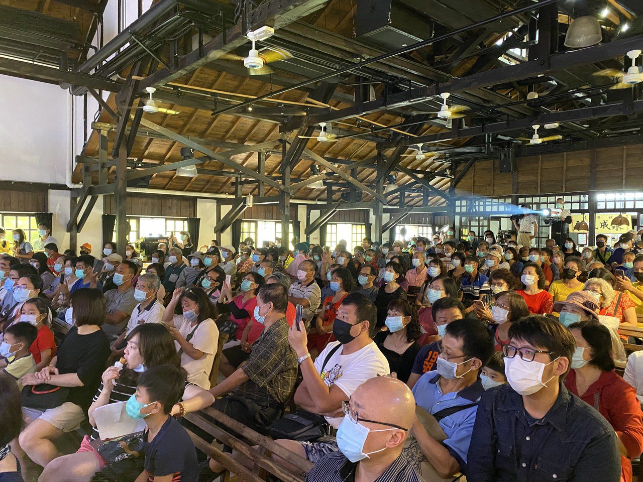 台南市永成戲院吸引滿場觀眾，但仍遵行實名制戴口罩及量體溫。圖／台南市文化局提供