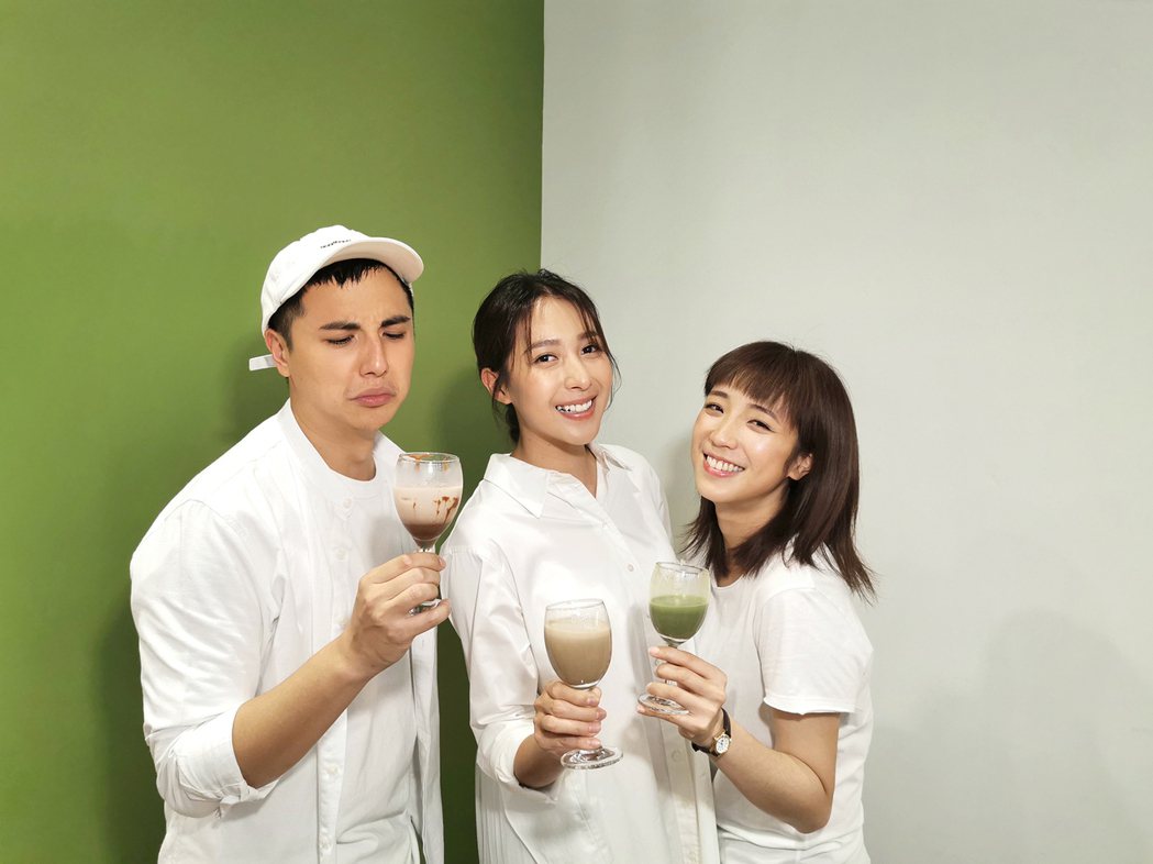 曾子余(左起)、楊晴、梁舒涵挑戰做400次咖啡。圖／TVBS提供