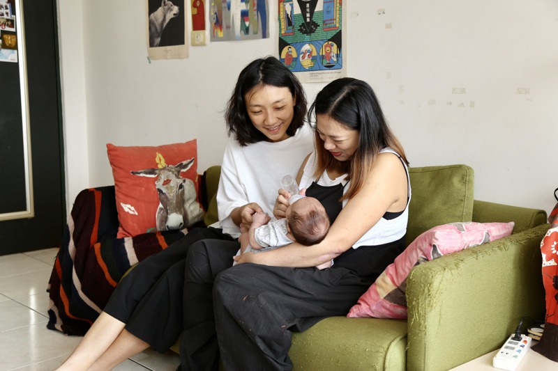 City（左）與小雨（右）是台灣第一批登記結婚的女同伴侶，靠著「A卵B懷」的方式，由City提供的卵子進行人工生殖，將胚胎植入小雨的子宮裡孕育，今年4月誕下一名女嬰。 記者魏莨伊／攝影
