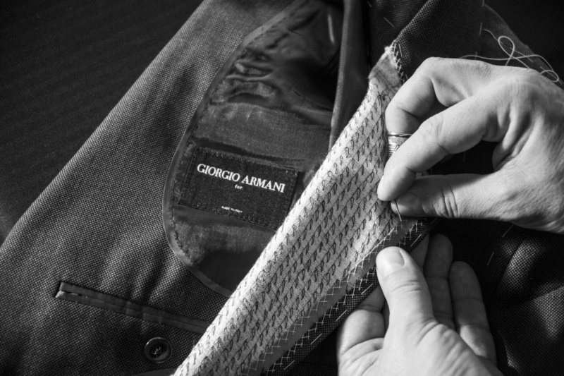 Giorgio Armani在2006年提供了半訂製的西裝服務，義大利工匠每一季...