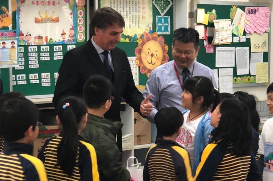 博索納羅2018年以參議員的身份親自訪問台灣，甚至還造訪過台北市內湖區的南湖國小...