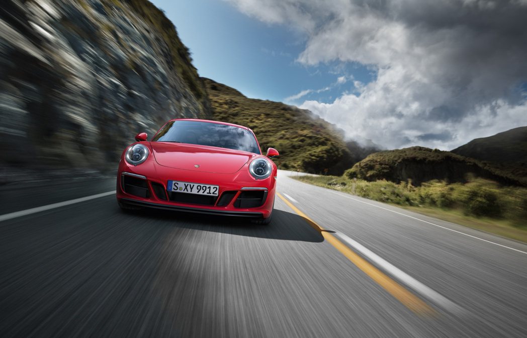 為提供消費者全新購車途徑，與不容妥協的駕馭樂趣，Porsche Approved...