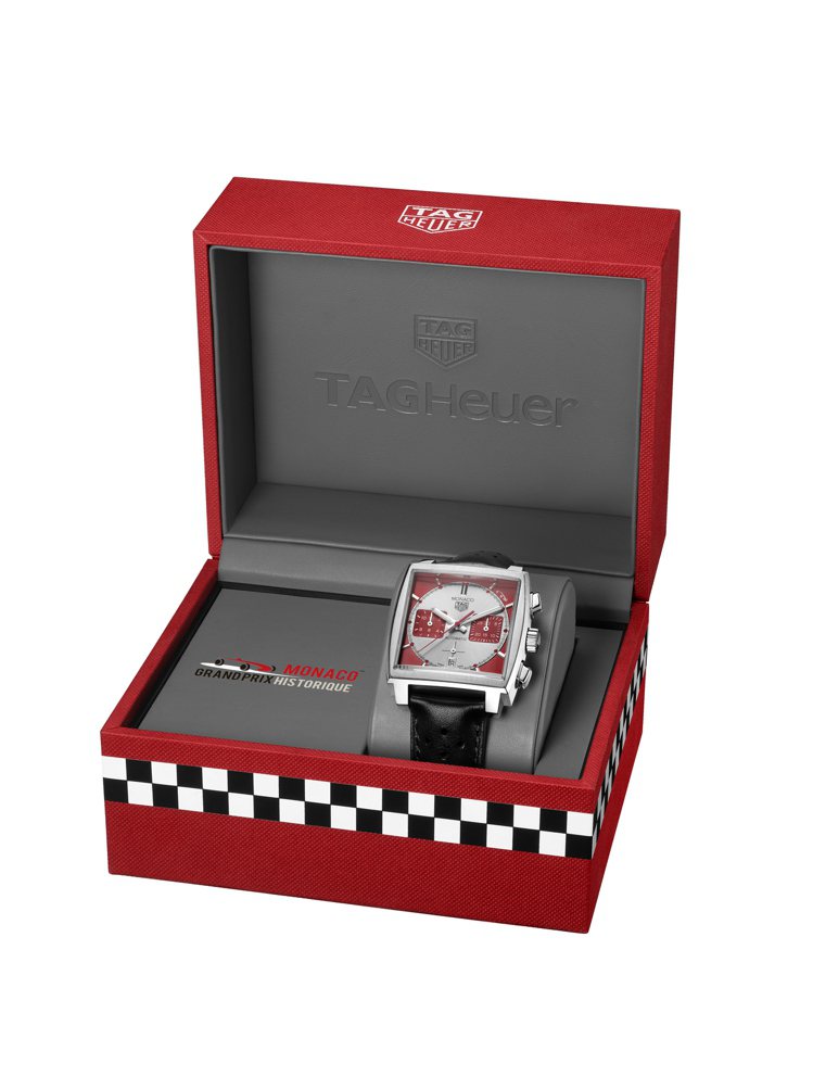 泰格豪雅Monaco骨董車大獎賽腕表，配有飾以賽車方格旗的紅色表盒。圖／TAG Heuer提供