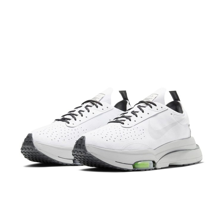 Nike Air Zoom Type鞋舌上，可見N.354標識和顯眼的縫線，而且...