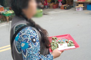 宜蘭婦人造謠妨害他人名節，托著香煙和檳榔到市場「洗門風」謝罪。 圖／聯合報系資料照片