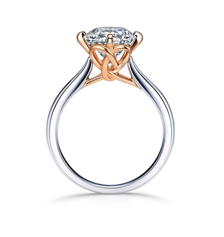 點睛品Promessa 18K白金玫瑰金雙色「同心結」鑽石戒指，主石30分，44,600元起；主石1克拉，37萬2,400元起。圖／點睛品提供