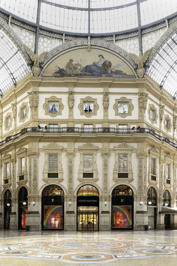 路易威登義大利文藝復興百貨米蘭大教堂專門店也換上了彩虹櫥窗。圖／LV提供