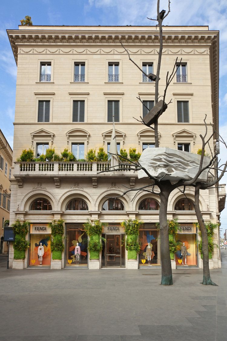 重新開幕的FENDI義大利Palazzo羅馬總店，以櫥窗貼紀念在疫情中FENDI...