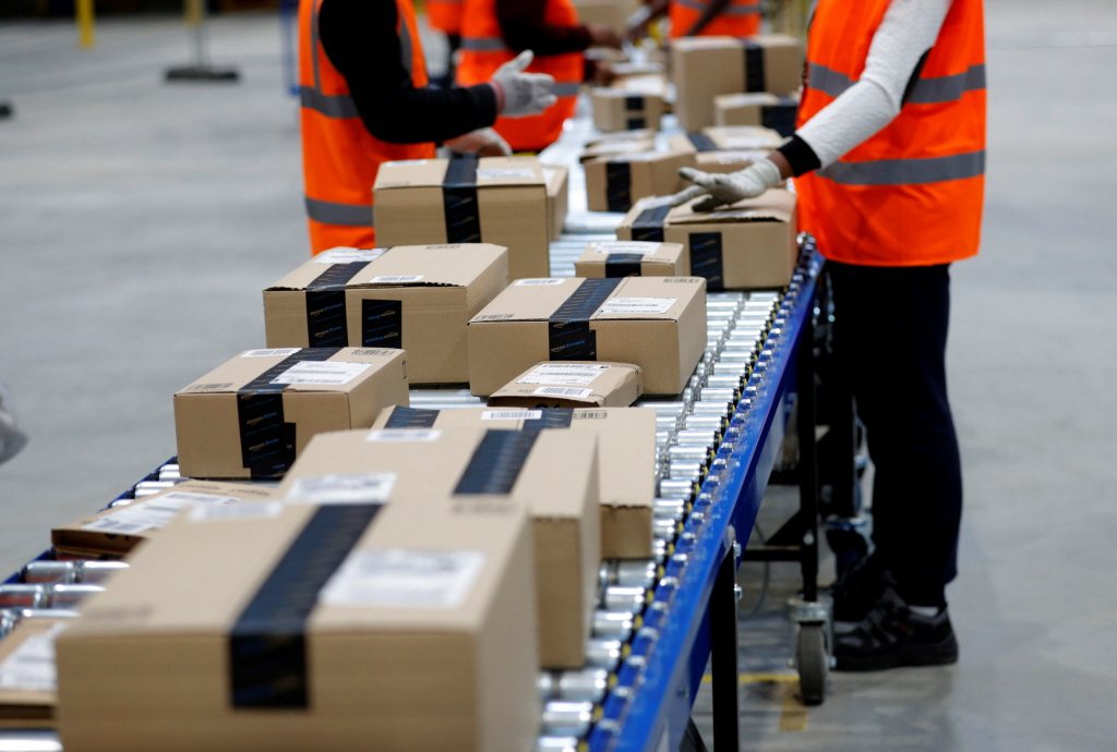 2019年亞馬遜（Amazon）於美國獲得專利的超音波手環，可以檢測倉庫工人的位置。 圖／路透社