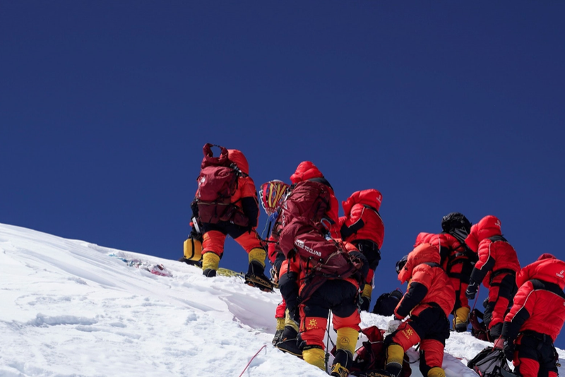 中國大陸的珠穆朗瑪峰高程測量登山隊一行8名隊員，27日11時攻頂成功。 新華社