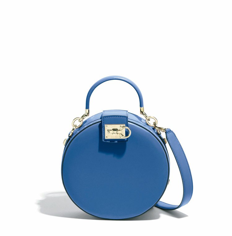 STUDIO藍色小牛皮圓包，74,900元。圖／Salvatore Ferragamo提供