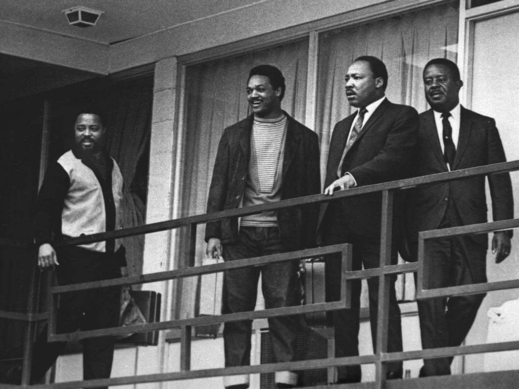 1968年4月4日的資料照片，左二為傑克森、其身旁是金恩。 圖／美聯社