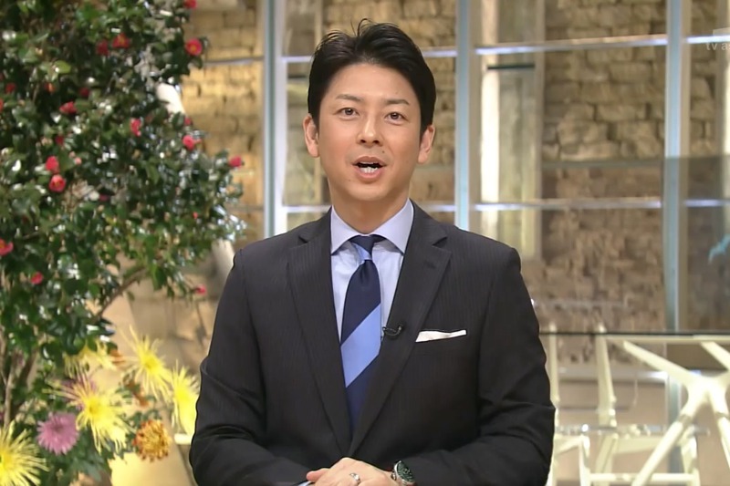 日本朝日電視台「報導Station」主持人富川悠太確診新冠肺炎前，仍勉強進棚錄影，導致節目製作人、導播也被感染，被批評為失格的記者。圖／翻攝自臉書「報道ステーション」
