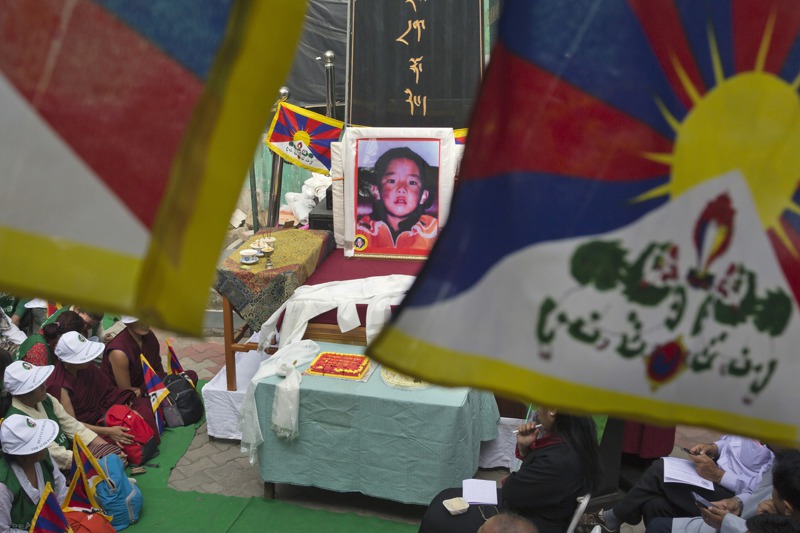 1995年，達賴喇嘛認定的11世「班禪喇嘛」轉世靈童根敦確吉尼瑪被大陸當局帶走，一直再沒有露面。美聯社