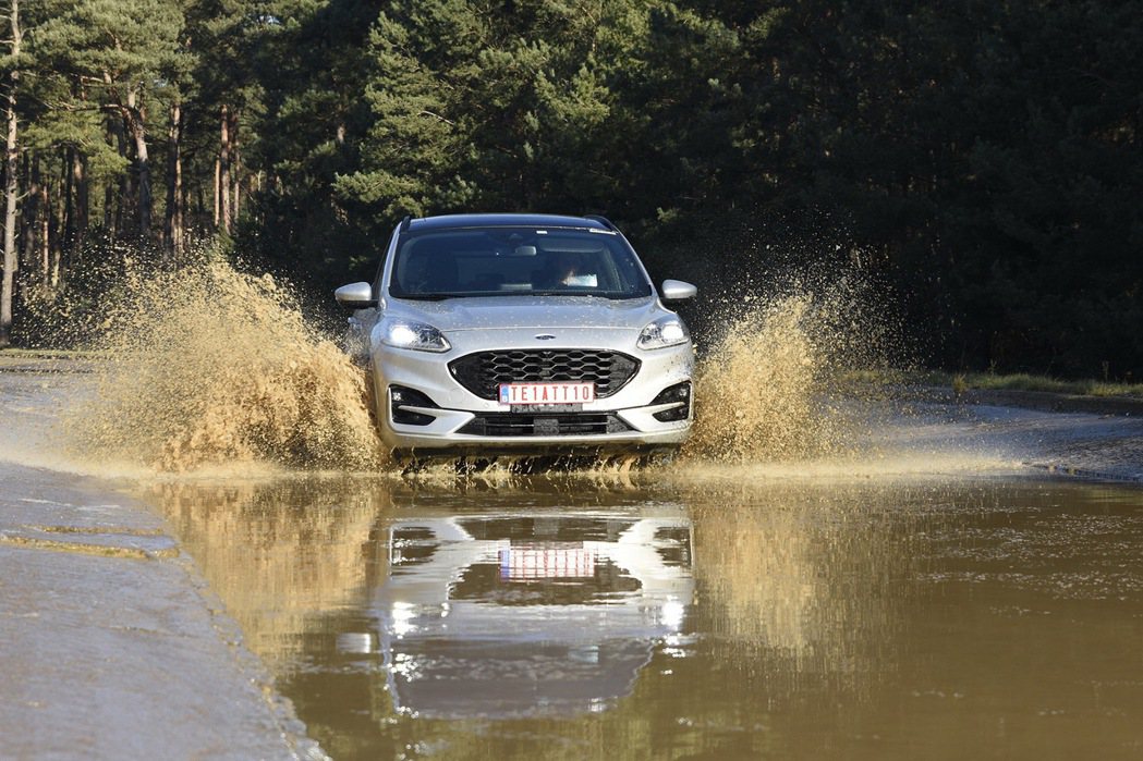泥水路測試以定速行駛泥水測試道，模擬車輛行經泥水路面後各項功能與鈑件經水力衝擊不...