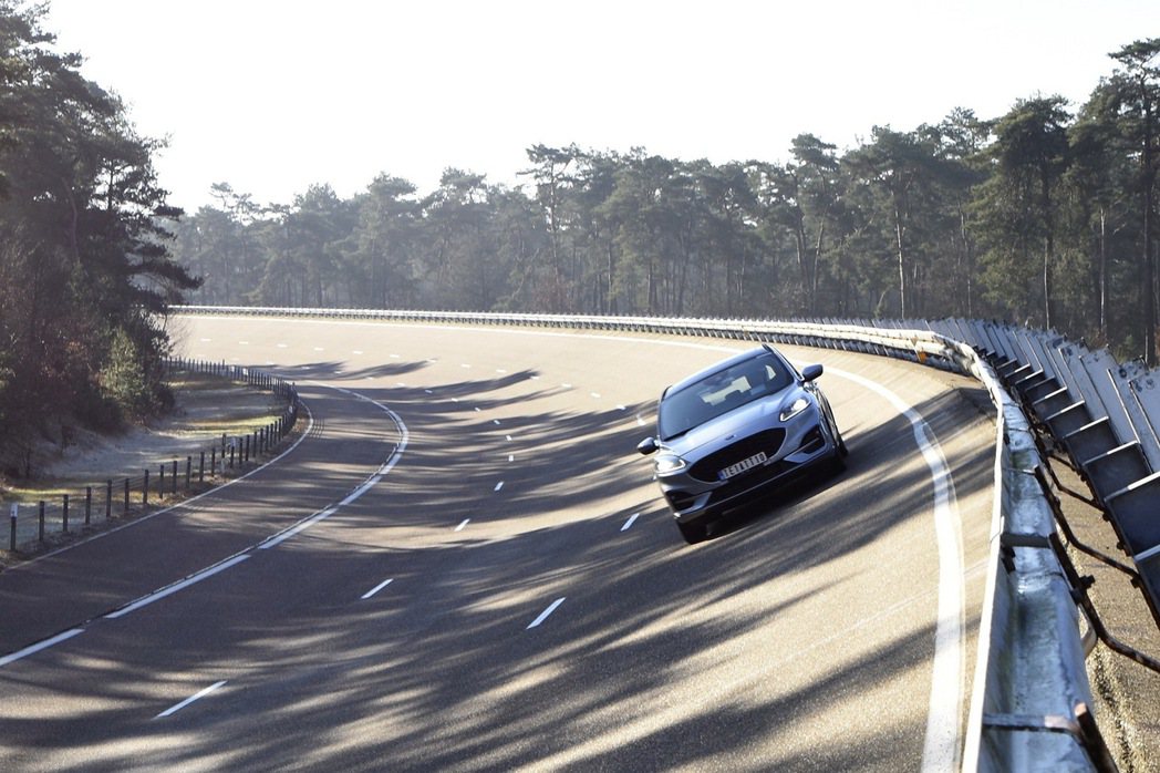 高速周迴道測試以不同的車速行駛測試，檢視高速駕駛過程中車輛的操控性、動態安全性與...