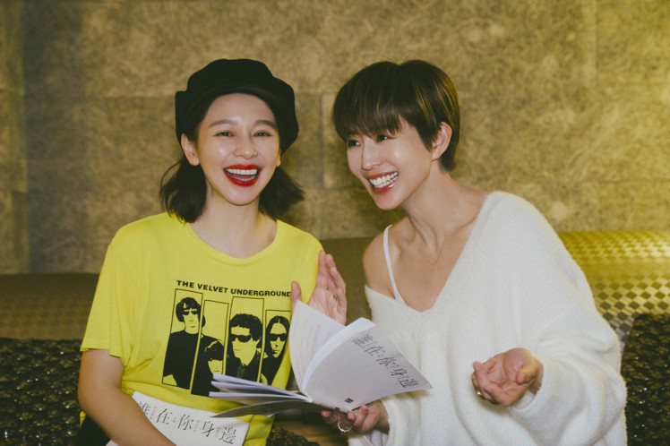 徐若瑄（左）、張鈞甯在戲裡飾演姐妹，戲外也會聊天到凌晨3點。圖／頤東娛樂提供