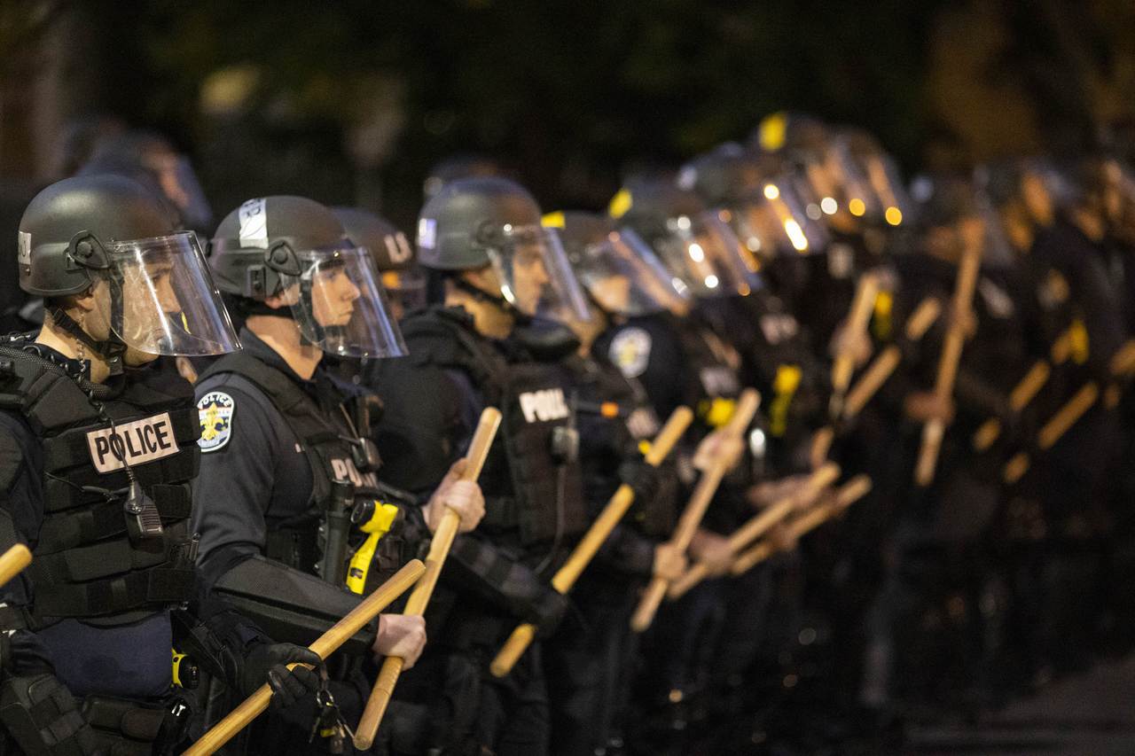 美國各地爆發示威，圖為肯塔基州警方以人牆阻擋抗議群眾。法新社