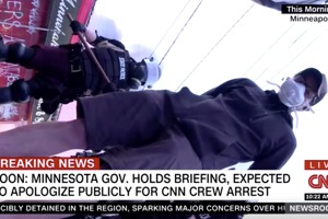 CNN非裔記者在報導時被警方當場逮捕，攝影師將拍攝機器放在地上的那一刻，畫面也跟著傾倒。紐時指出「看起來就像是國際新聞中，來自警察國家的畫面」。路透