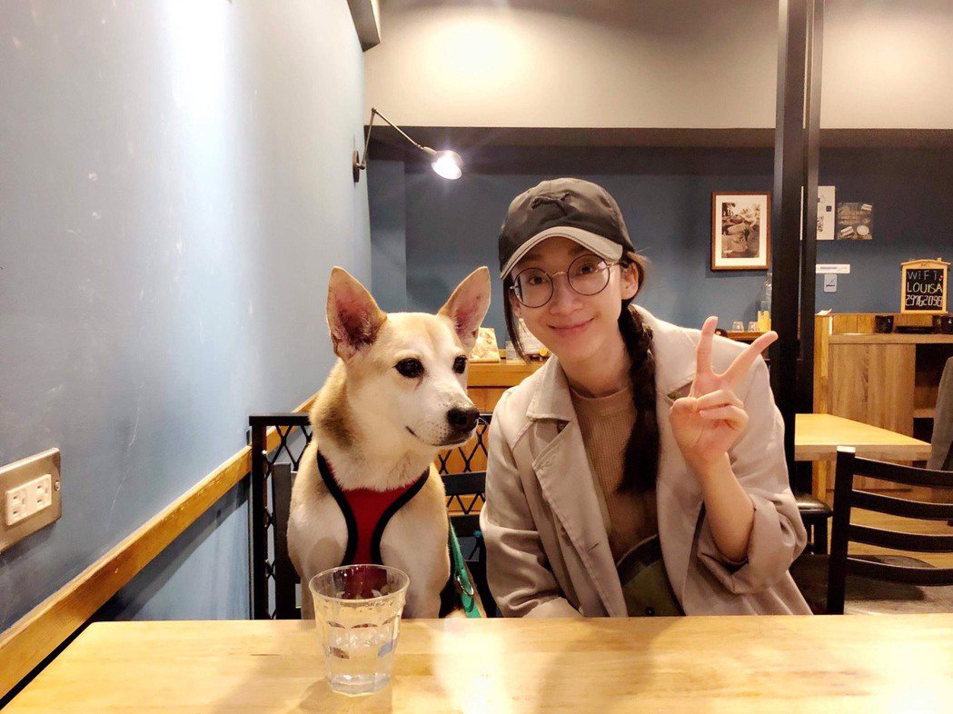 林涵的愛犬「乒乓」（左）2月因病去世了。圖／林涵提供