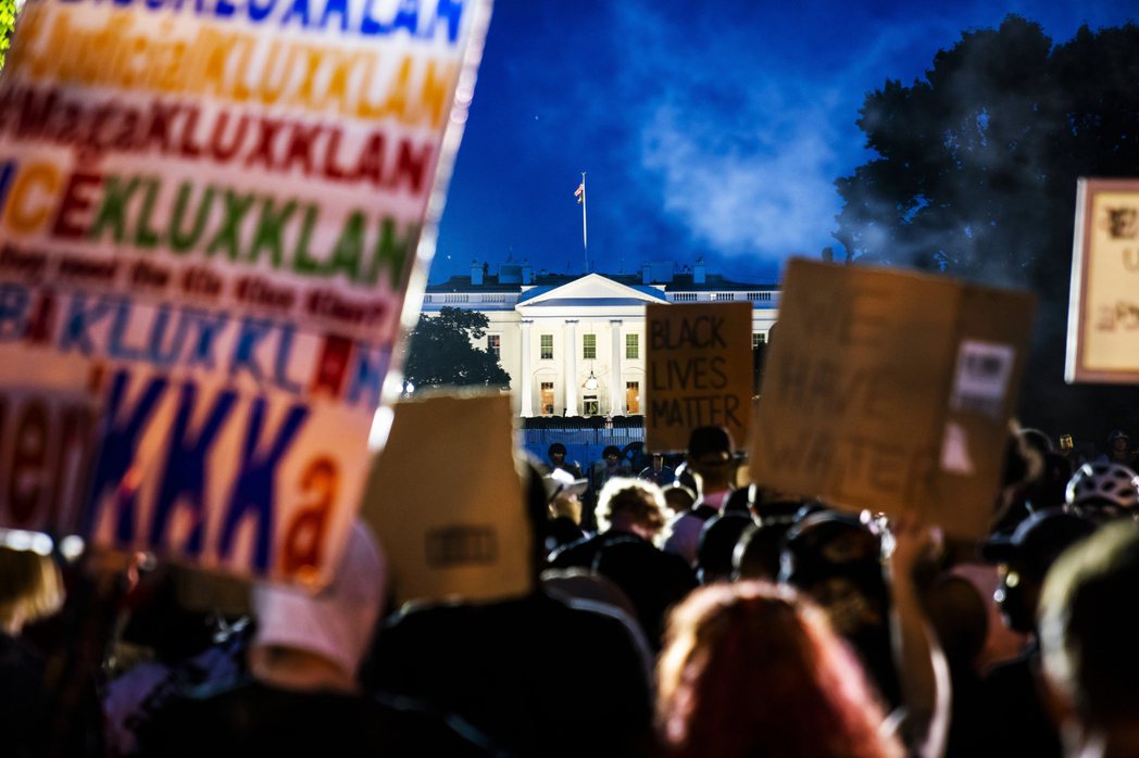圖為5月31日晚，白宮外的示威群眾。 圖／歐新社