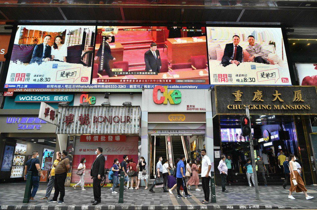 5月28日，香港街上電視牆轉播人大開會實況。 圖／法新社