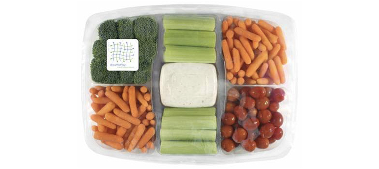 美國超市中的蔬果沙拉盒上的薄膜採用能延長保鮮的MA包裝。（圖片來源：Produc...