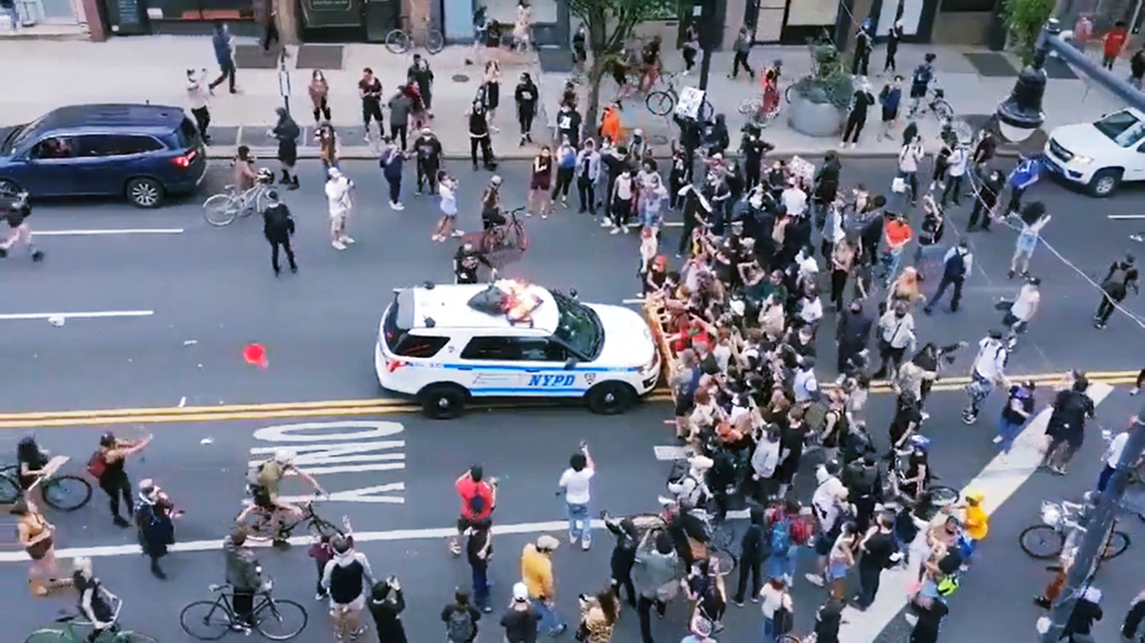 圖為5月30日，現場影片拍下紐約警車開向示威群眾。 圖／《紐約時報》影片截圖