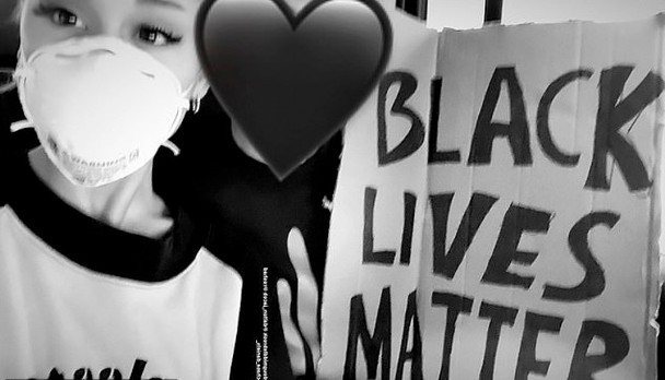 亞莉安娜上傳自己與「黑人的命也是命」標語海報的合照。圖／摘自推特