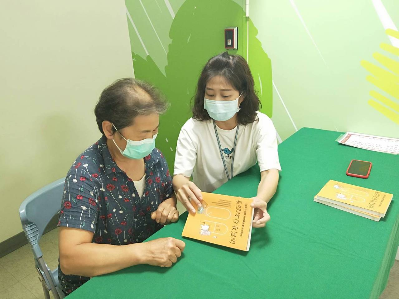 新竹市衛生局發表以ＱＡ形式集結而成的「長照防疫最想問」一書，靠這本工具書閱讀，就能得到最適切的解答。圖／新竹市政府提供