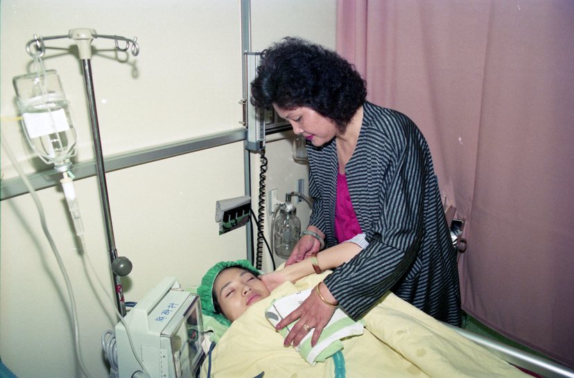 1992年，方季惟罹患甲狀腺癌，因病情惡化在台大醫院進行開刀手術治療。圖為方季惟...