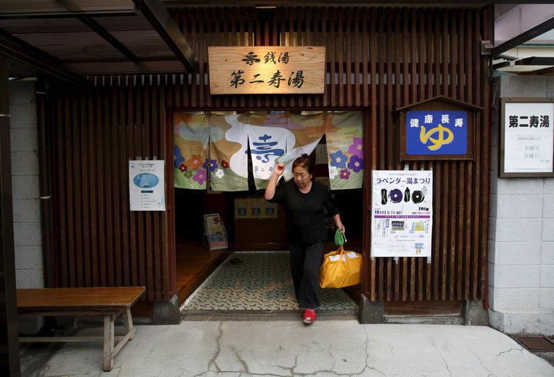 東京的小型公共澡堂「錢湯」被政府認定為「必要商家」，即使在疫情緊繃之際仍獲准繼續營業。路透