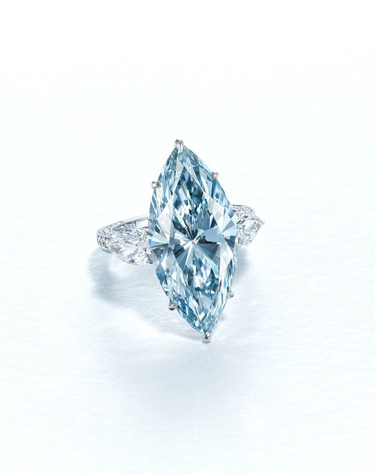 12.11克拉濃彩藍色IF鑽石戒指，估價逾2.5億元台幣。圖／佳士得提供