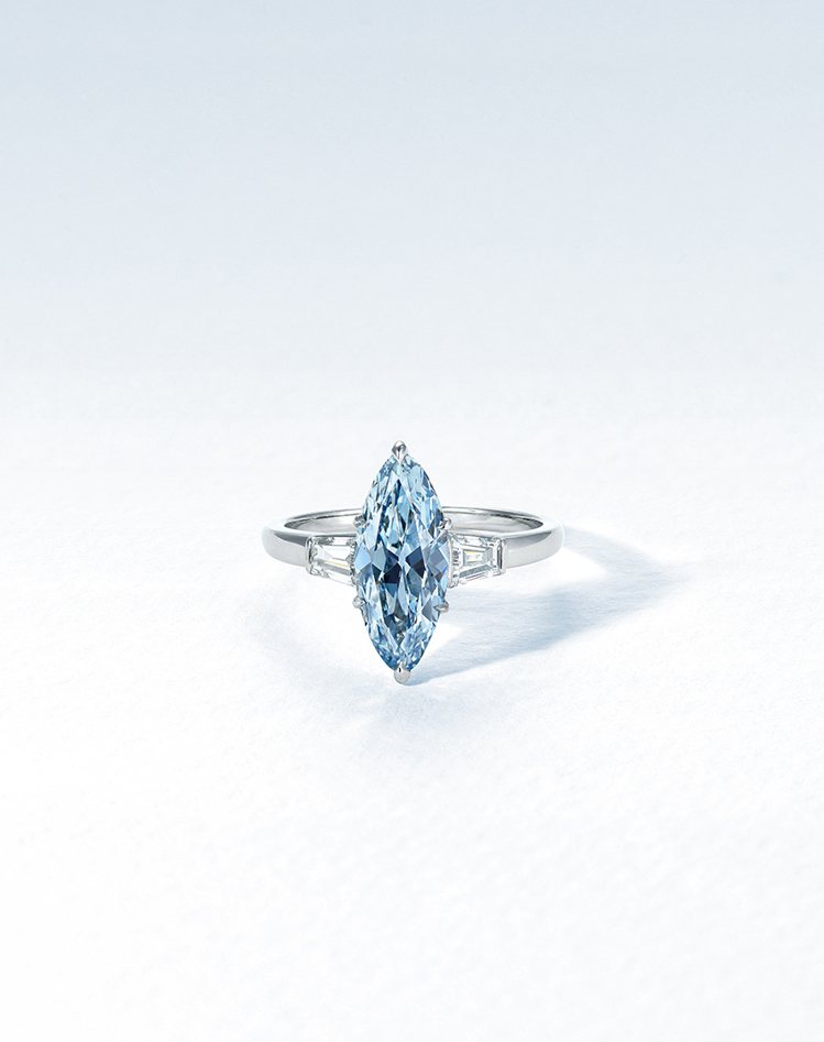 2.08克拉濃彩藍色IF鑽石戒指，估價約2705萬元台幣起。圖／佳士得提供