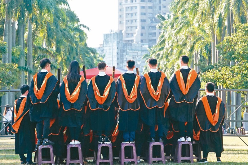 多位國立大學校長坦言，台灣各大學對於世界名校畢業的博士仍有迷思，但本土博士如果夠優秀，或更符合學校需求，仍有機會勝過留洋博士獲得教職。 圖／聯合報系資料照片