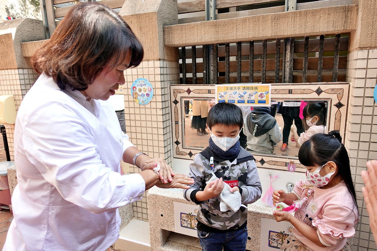 嘉義市長黃敏惠日前走訪校園宣傳勤洗手，學生目前仍維持習慣，讓腸病毒案例大幅下降。