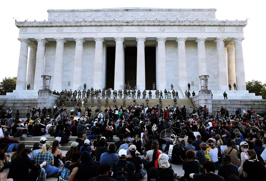 白宮西側的「林肯紀念堂」，2日出現了大批「憲兵人牆陣」。與此同時也證實，雖然總統...