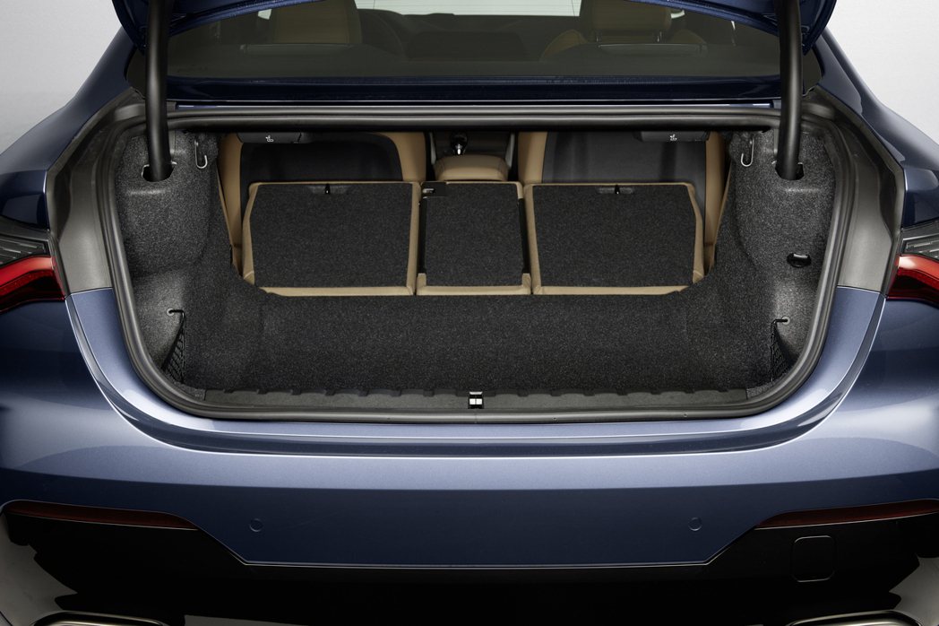 第二代BMW 4 Series Coupe行李箱可透過後座全數傾倒後提升收納容量...