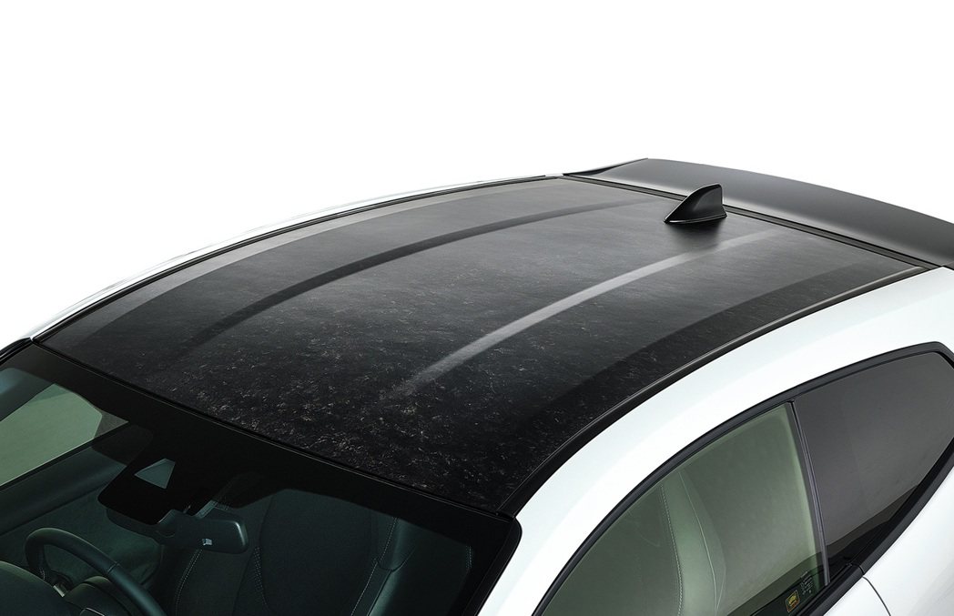 可選配帶有大理石花紋的碳纖維車頂。 摘自Toyota