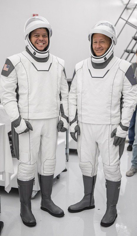 太空人赫利（Doug Hurley）與貝肯（Bob Behnken）所穿的新式太空裝。Space X老闆馬斯克表示，「任何人穿上燕尾服都會變好看，無論他們高矮胖瘦」，因此他要讓太空人「穿上太空裝比不穿還好看，就像燕尾服一樣」。美聯社