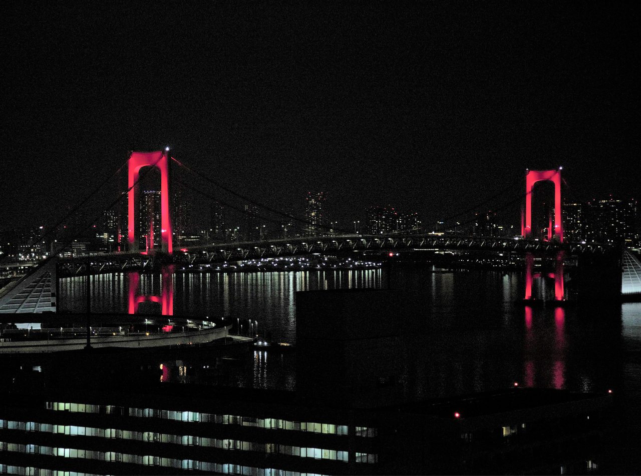 6月2日晚，日本東京都政府緊急召開新冠病毒對策總部會議，鑒於當前疫情有擴大趨勢，決定發佈東京警報以喚起民眾注意。當日晚，東京灣地標性建築彩虹橋亮起象徵警戒的紅色。