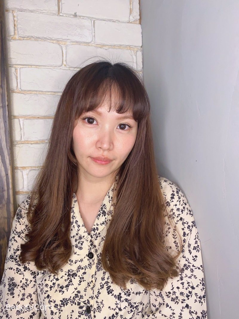 資深美髮設計師Nico說，日本近來掀起「中間色」風潮，利用灰棕、亞麻等色系取代深黑髮色。