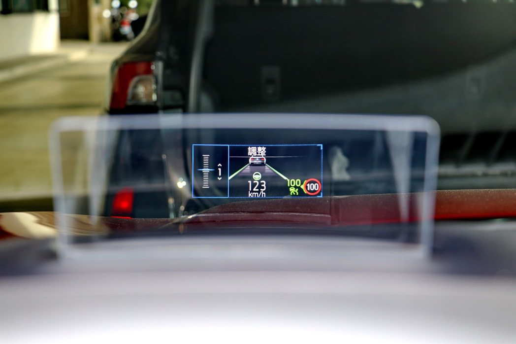 抬頭顯示器則讓駕駛人的視線可以維持在前方。 記者陳威任／攝影
