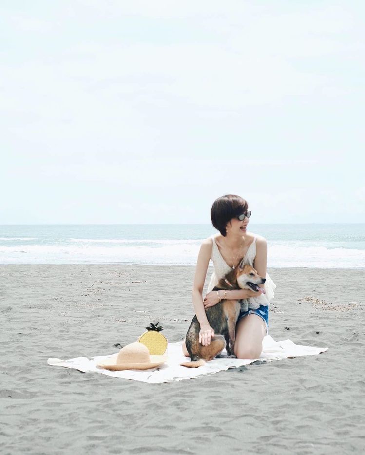 陳庭妮帶著愛犬、kate spade野餐系列鳳梨造型肩背包去海灘玩耍。圖／取自IG