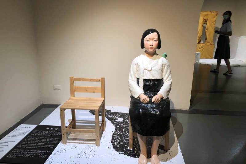 台北當代藝術館「表現の不自由展」，展出南韓藝術家金運成等人所做「和平少女像」，指的就是南韓慰安婦，作品在日本一直被拒絕展出。記者何定照／攝影